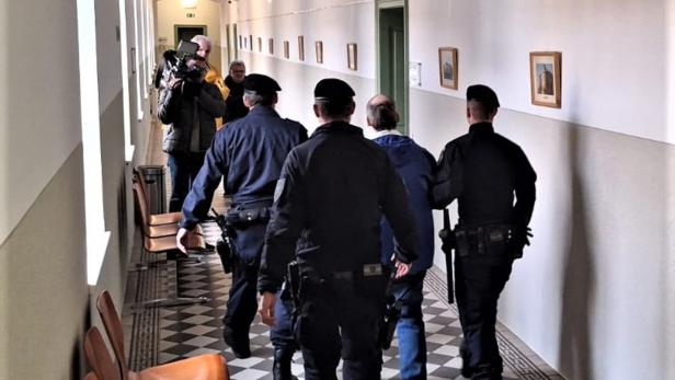 Drei Justizbeamte geleiteten den 42-jährigen Todesschützen in den Schwurgerichtssaal 