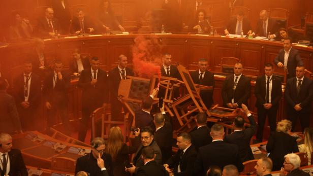Rauchbomben im Parlament: Feurige Budgetabstimmung in Albanien