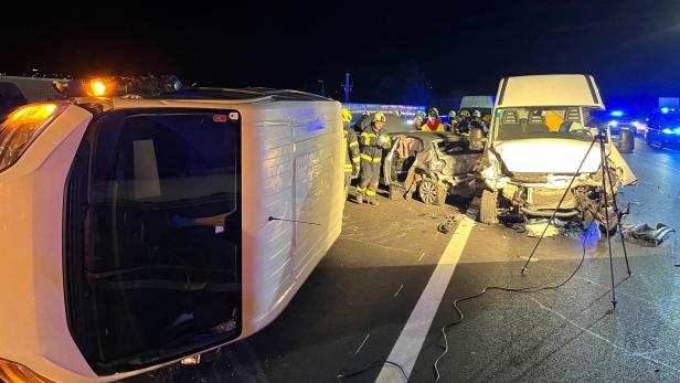 Verkehrsunfall mit drei Kleinbussen und einem Pkw im Burgenland