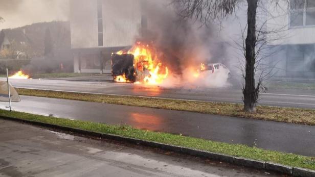 46-201626018 Brand auf Parkplatz