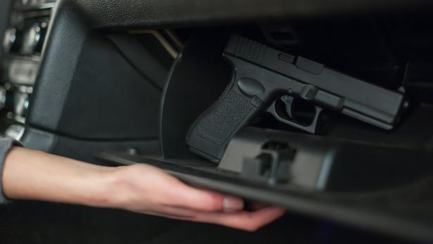 Dürfen Schusswaffen im Auto mitgeführt werden?