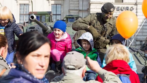 Kinder und Soldaten hatten am Heldenplatz ihren Spaß. Insgesamt kamen 1,5 Millionen zur Leistungsschau.