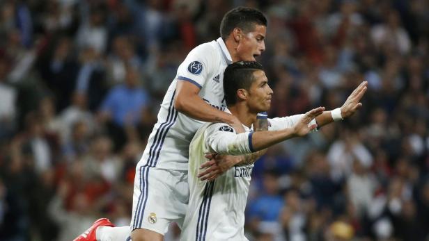 James Rodríguez umarmt Cristiano Ronaldo auf dem Fußballfeld.
