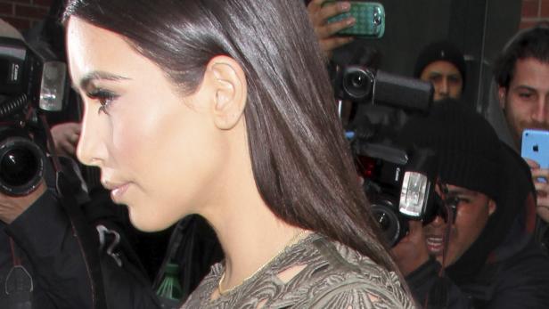 Kim Kardashian posiert für Paparazzi.