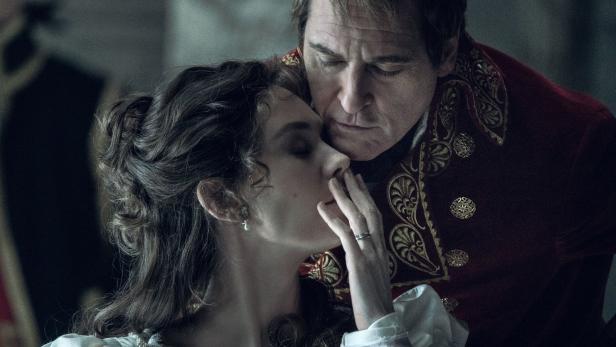 Joaquin Phoenix und Vanessa Kirby als Liebespaar in „Napoleon“ von Ridley Scott