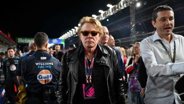 Axl Rose bei einem Formel-1-Rennen in Lederjacke und Sonnenbrille.