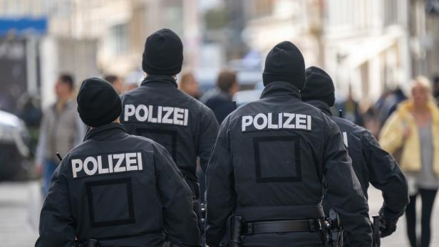 Vier deutsche Polizisten von hinten