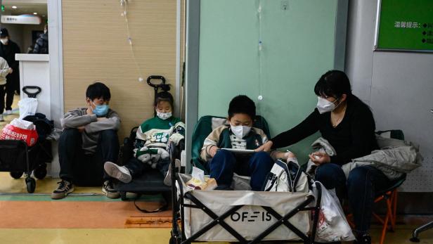 Kranke KInder mit Masken in Krankenhaus in China