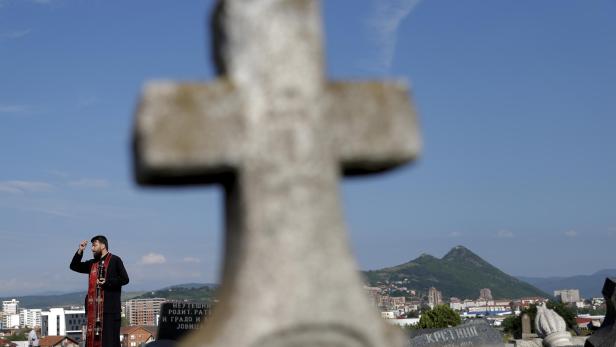 Kosovo Serbs visits graves of loved ones during All Souls Day