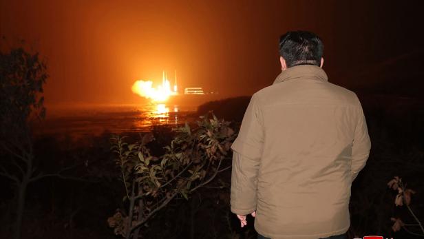 Symbolbild: Kim Jong Un beim Abschuss einer Rakete
