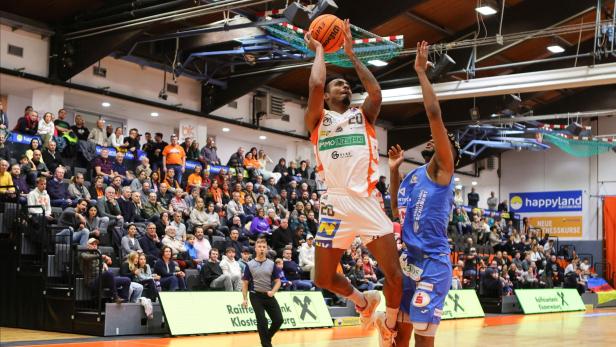 Ein Basketballer der Klosterneuburger Dukes in der Luft mit dem Versuch, einen Korb zu erzielen