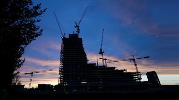 Die Baustelle um den Elbtower in Hamburg, aufgenommen in der Abenddämmerung.