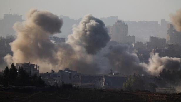Rauch steigt nach israelischen Luftangriffen im Norden von Gaza auf, gesehen aus dem südlichen Israel.