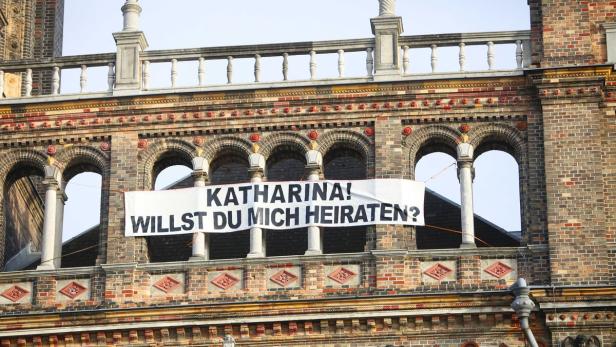 Von Weitem sichtbar: Christian hielt um die Hand seiner Katharina an