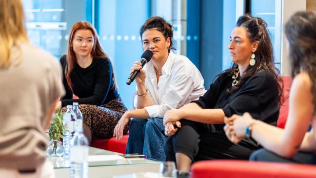 „Female Chefs“-Podiumsdiskussion im Miele-Zentrum in Wien. Zu sehen (v.li) Viktoria Fahringer, Sabrina und Katrin Steindl   