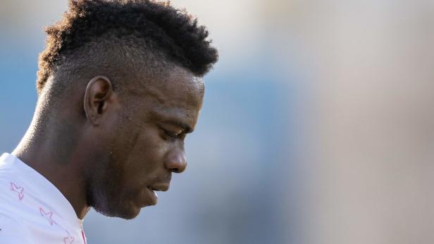 FBL-SUI-SION-LUGANO-BALOTELLI Alkotest verweigert: Ehemaliger Stürmerstar kracht gegen Hauswand