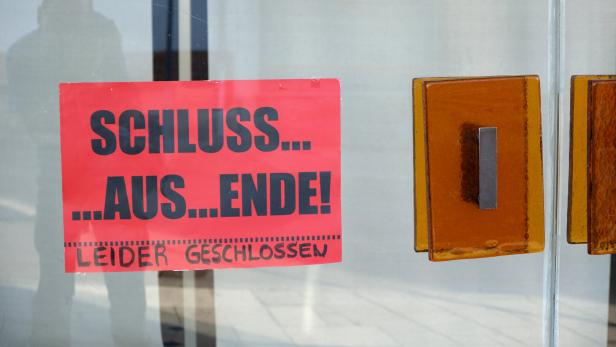 Ein Schild an der Tür eines Kaufhauses informiert über die Schließung.