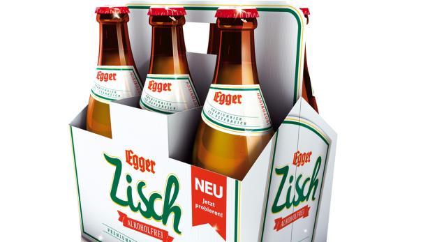 Ein Sixpack Egger Zisch, ein alkoholfreies Bier, steht auf einem Tisch.