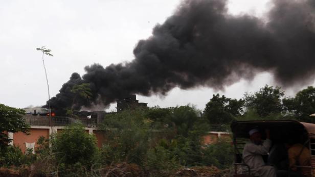 In Karachi ist in einer Plastikfabrik ein Feuer ausgebrochen.