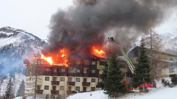 ++ HANDOUT ++ KÄRNTEN: BERGHOTEL AM KÄRNTNER NASSFELD IN FLAMMEN Großbrand bei Kärntner Hotel kurz vor Wiedereröffnung