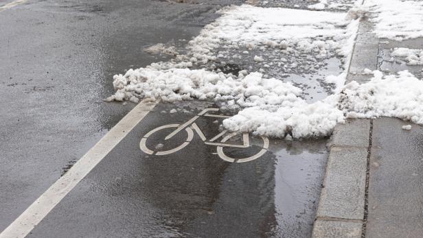 Schneefall sorgt für Unfälle und Verkehrsbehinderungen in Österreich