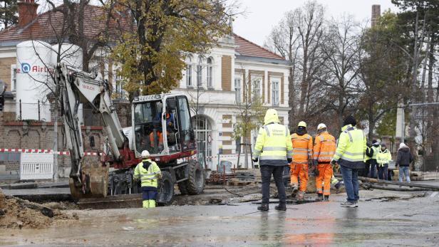 WIEN: WASSERROHR IN WIEN-OTTAKRING GEPLATZT - GROSSE SCHÄDEN AM FLÖTZERSTEIG