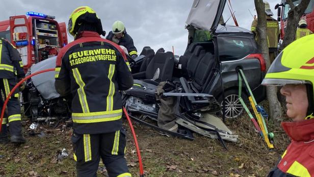 Nach Frontalcrash auf B1: Vater und Sohn (7) in Pkw eingeklemmt