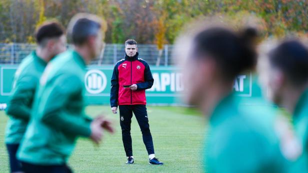 Fußballtrainer Klaus Schmidt beim Training von Rapid Wien.