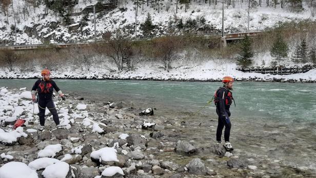 Mann sprang auf Flucht vor der Polizei zweimal in die Salzach