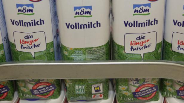 Mehrere Packungen „nöm Vollmilch“ im Regal.