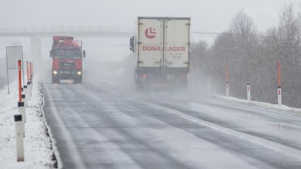 Lkw auf salznasser Straße