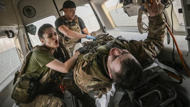 Verwundeter ukrainischer Soldat in einem Rettungswagen