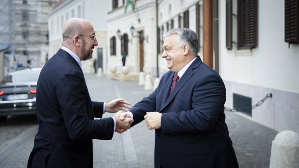 Ratspräsident Michel und Ungarns Premier Orban schütteln Hände