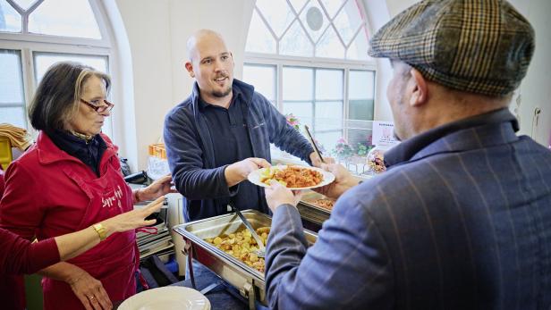 Die Essensausgabe beim Samariter Suppentopf