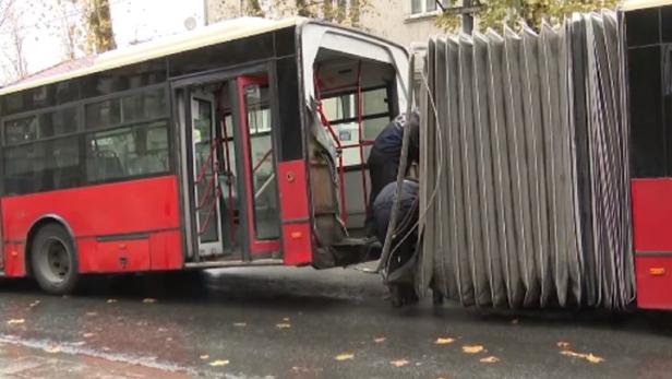 Belgrad: Bus teilte sich während der Fahrt in zwei Teile auf