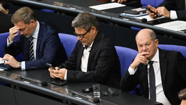 Ratlose Regierungsbank: Lindner (FDP), Habeck (Grüne), Scholz (SPD)