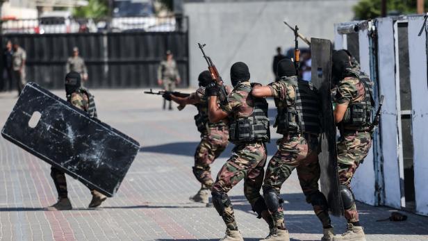Bewaffnete Terroristen der Hamas üben für einen Anschlag