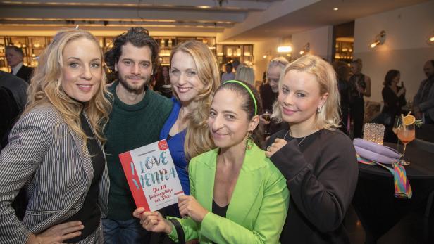 Lilian Klebow, Aaron Karl, Natalie Alison, Caroline Athanasiadis und Katharina Straßer bei der Buchpräsentation im LeMéridien