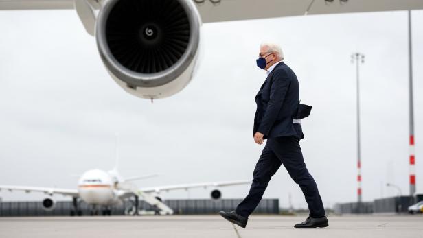 Symbolbild: Bundespräsident Frank-Walter Steinmeier vor einem Flugzeug