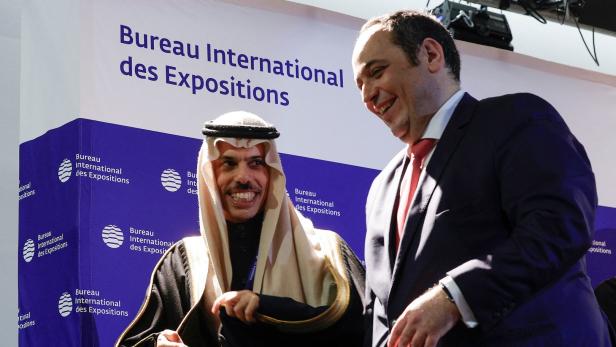 Saudi-Arabiens Außenminister, Prinz Faisal bin Farhan al-Saud (l.), gab sich kurz nach der Entscheidung zugunsten der saudischen Hauptstadt Riad als Austragungsort der Weltausstellung 2030 zufrieden.