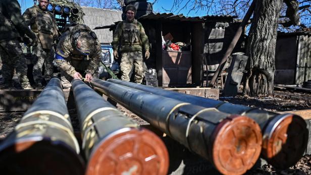 Ukrainische Soldaten an der Front bereiten Granaten zum Abschuss vor