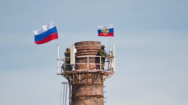 Die russische Flagge über dem Marinestützpunkt in Sewastopol