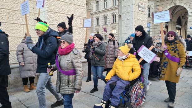 Behinderte protestieren bei ÖVP und Grünen für ihre Rechte