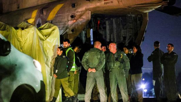 Israelisches Militär bei Helikopter, der freigelassene Geiseln in Spital in Tel Aviv gebracht hat
