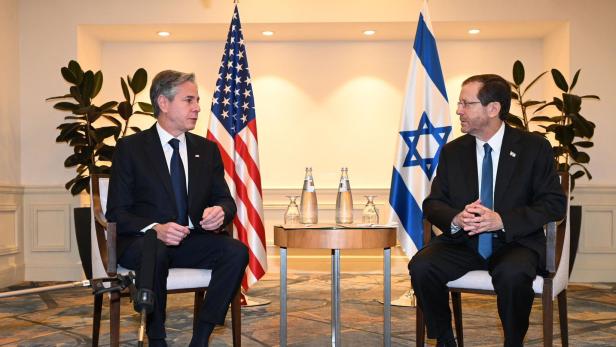 US-Außenminister Antony Blinken spricht mit dem israelischen Präsidenten Yitzhak Herzog in Tel Aviv.