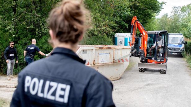 Im Sommer 2020 wurde in Hannover mit schwerem Gerät auf einem Grundstück nach Spuren gesucht, die mit dem Verschwinden der damals dreijährigen Engländerin Maddie McCann zu tun haben könnten.