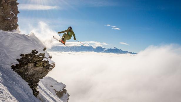 Skifahrer im Sprung, Abfahrt im Tiefschnee