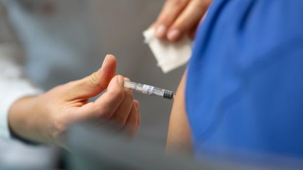 Symbolbild: Arzt impft gegen Grippe