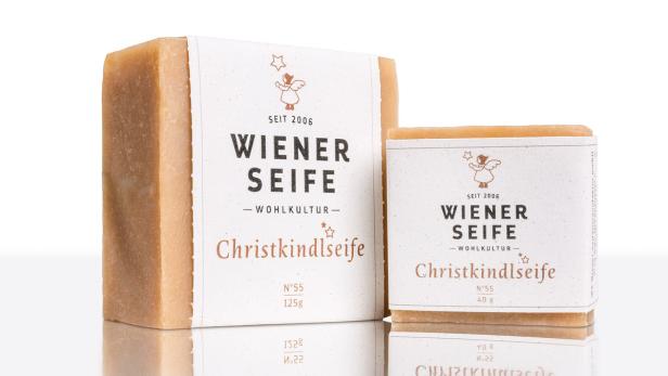 Sauber: Handgeschöpfte Seifen gibt es ab 5 € bei Wie wäre es zum Beispiel mit der Wiener „Christkindlseife N° 55“? Erhältlich auch am Weihnachtsmarkt Wien-Mitte.