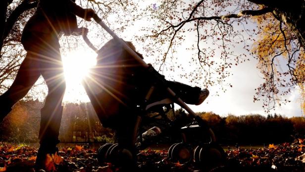 Vater schob Kinderwagen auf Straße